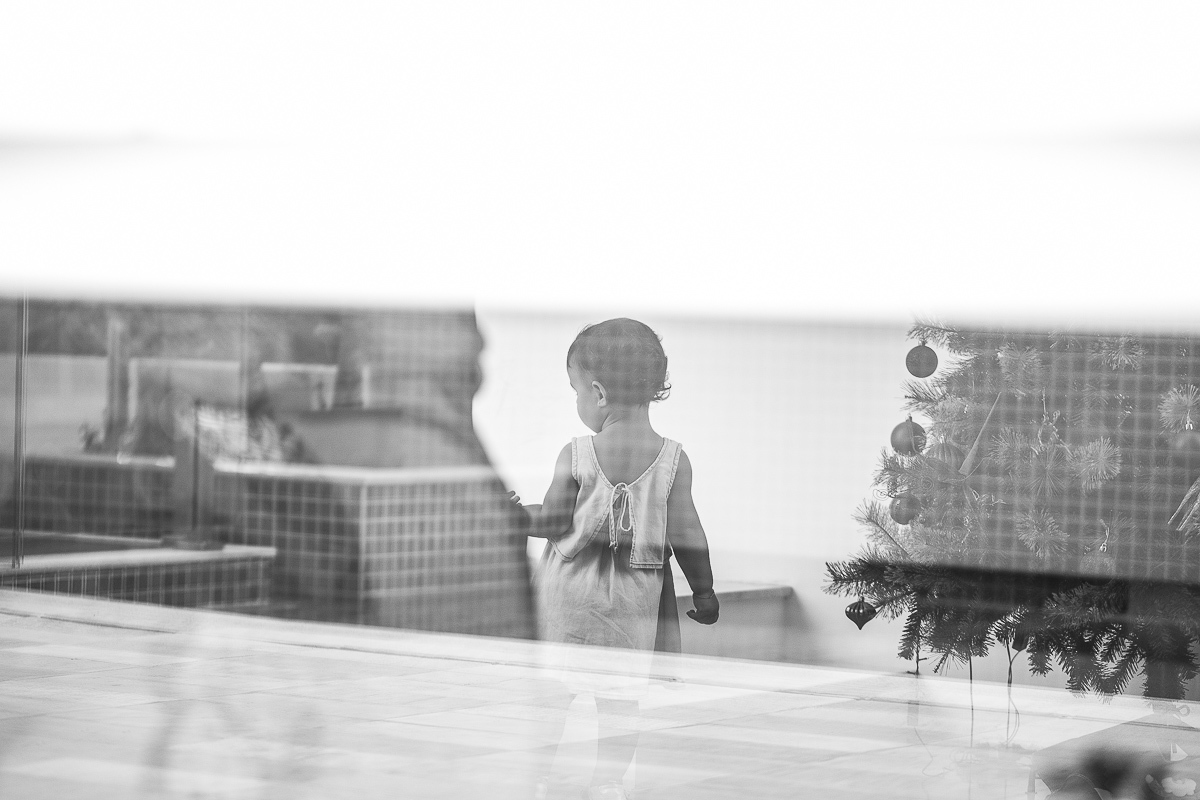 Ensaio gestante da Lilian e Alex com Gustavo Sousa fotografia em Curitiba. Book em externa. Parada para maquiagem na piscina 