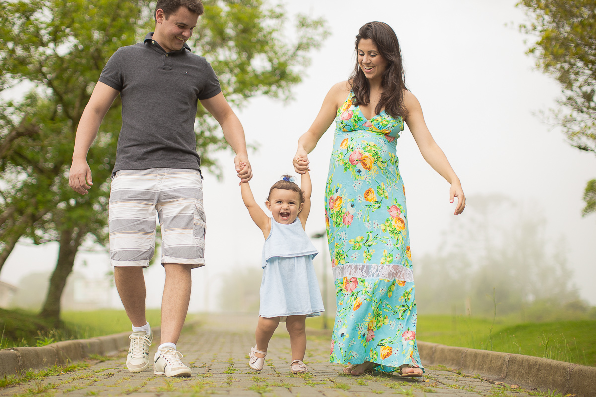 Ensaio gestante da Lilian e Alex com Gustavo Sousa fotografia em Curitiba. Book em externa. Morro do Monge. Vestido verde estampado com flores