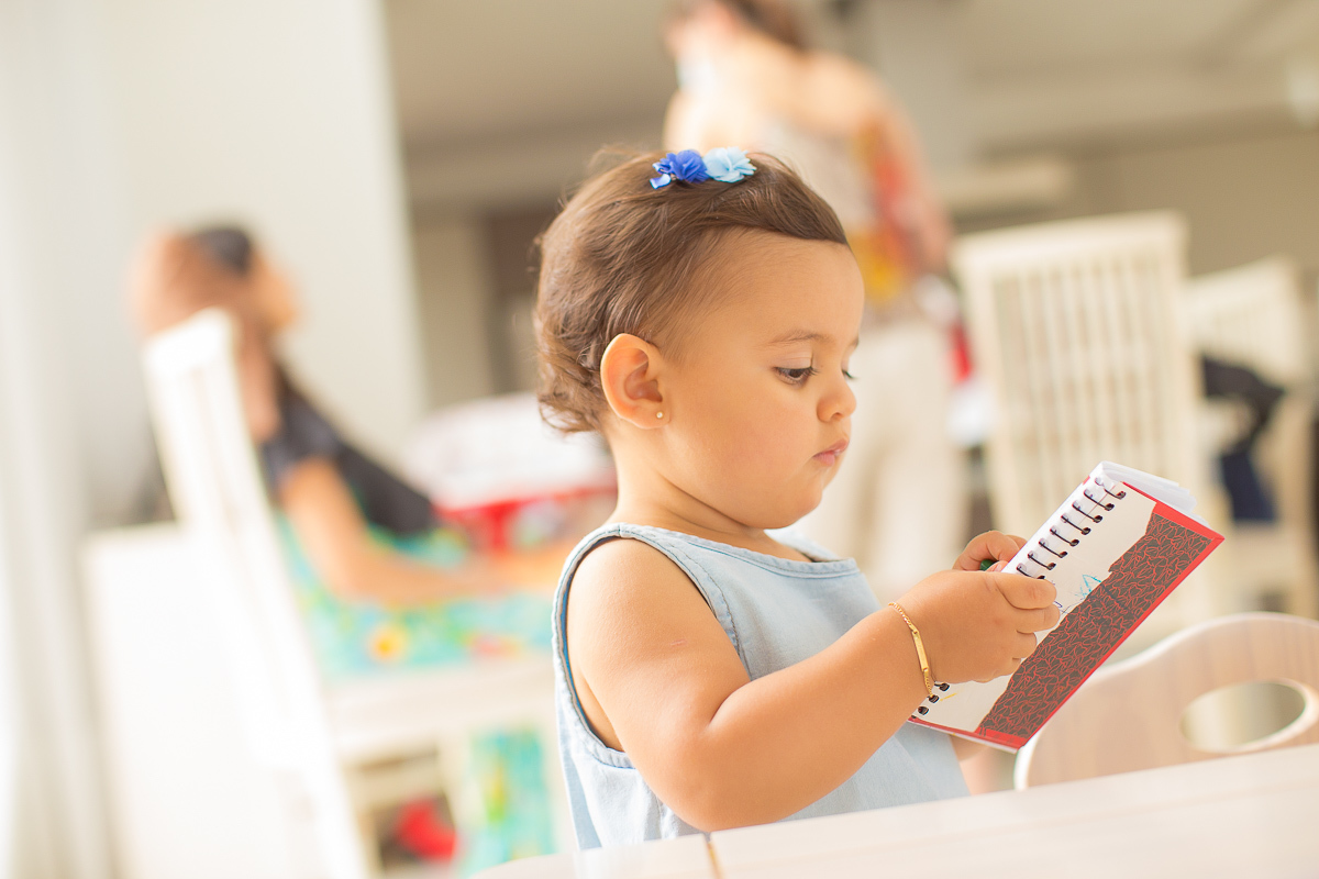 Ensaio gestante da Lilian e Alex com Gustavo Sousa fotografia em Curitiba. Book em externa. Parada para maquiagem