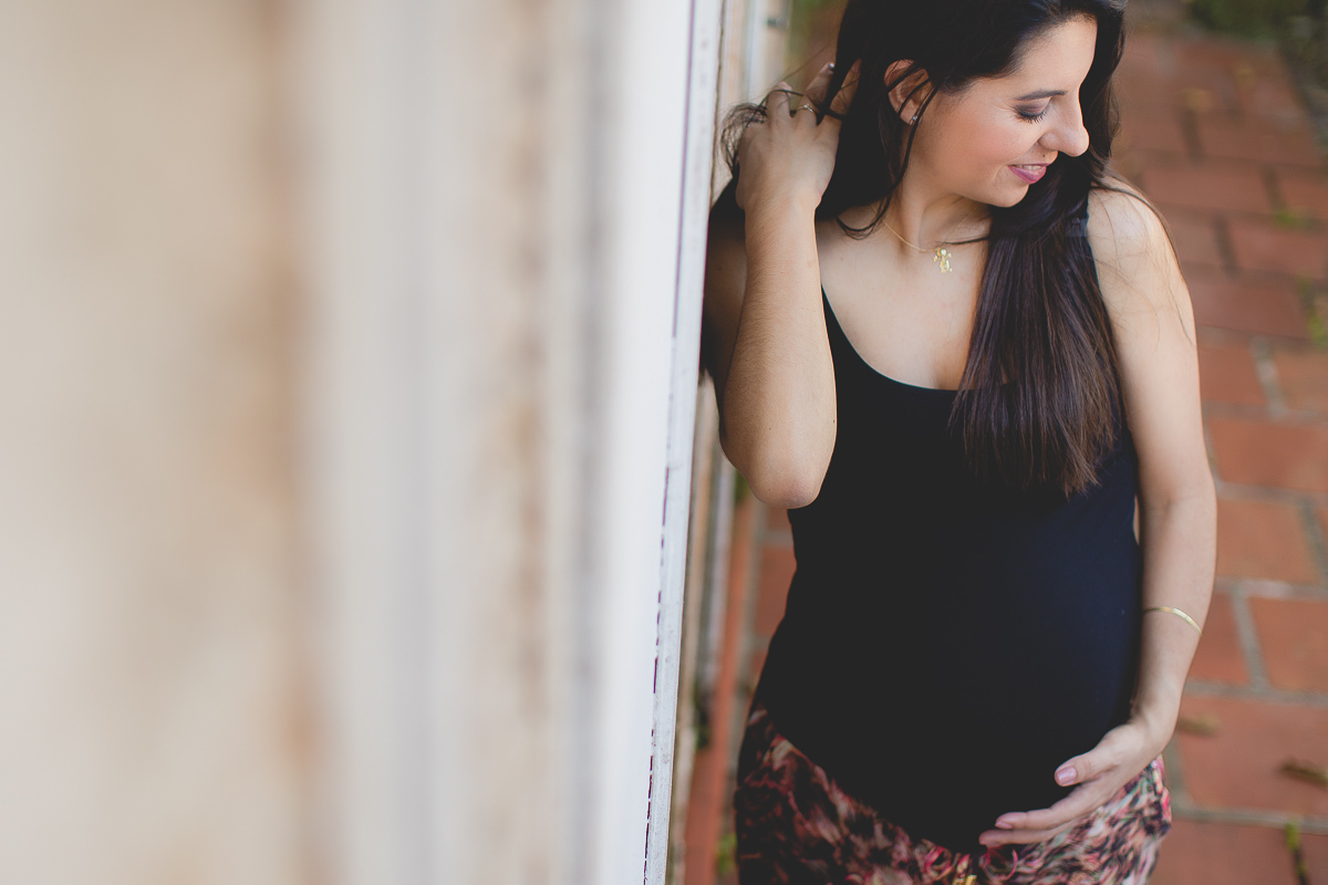 ensaio gestante em externa feito em curitiba com Gustavo Sousa Fotografia. Foto sozinha. pose foto espontânea