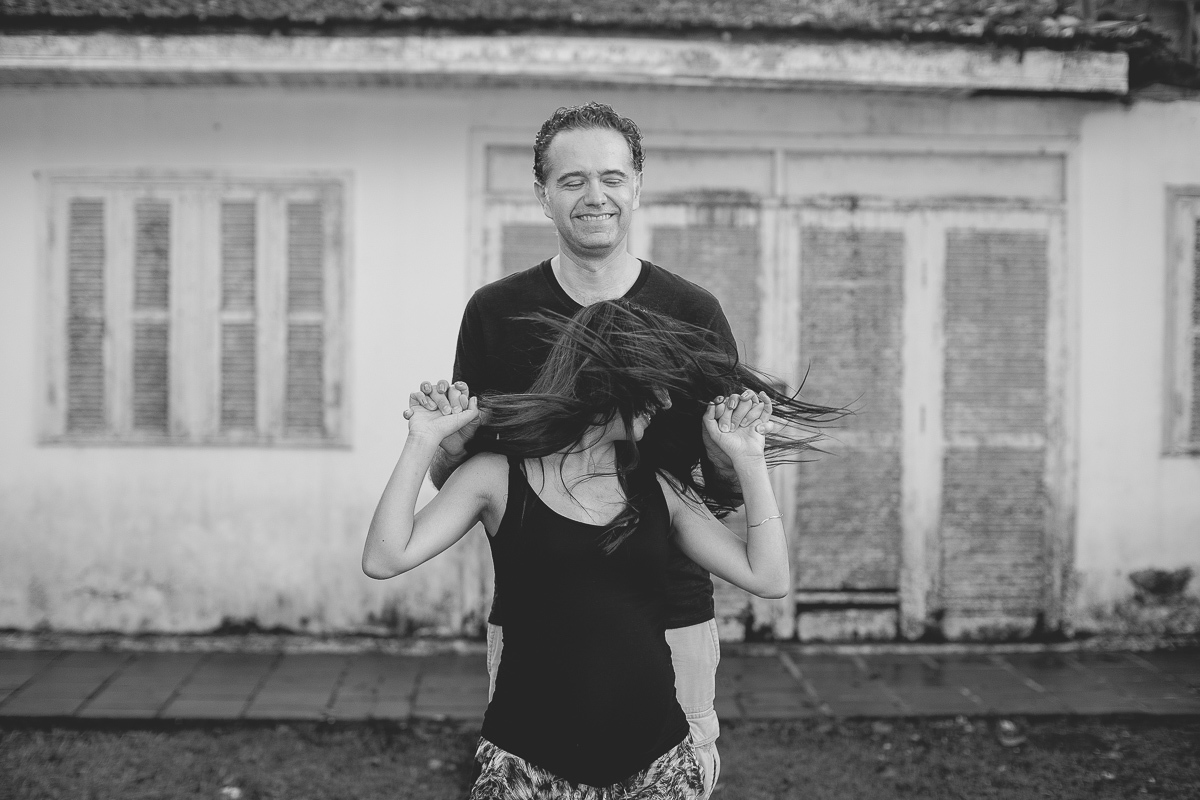 ensaio gestante em externa feito em curitiba com Gustavo Sousa Fotografia. blusa preta