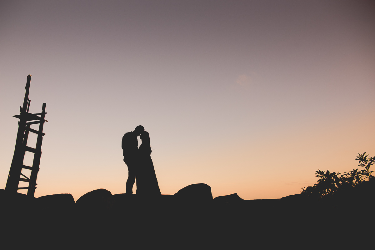 ensaio gestante em externa feito em curitiba com Gustavo Sousa Fotografia. foto de silhueta, por do sol.