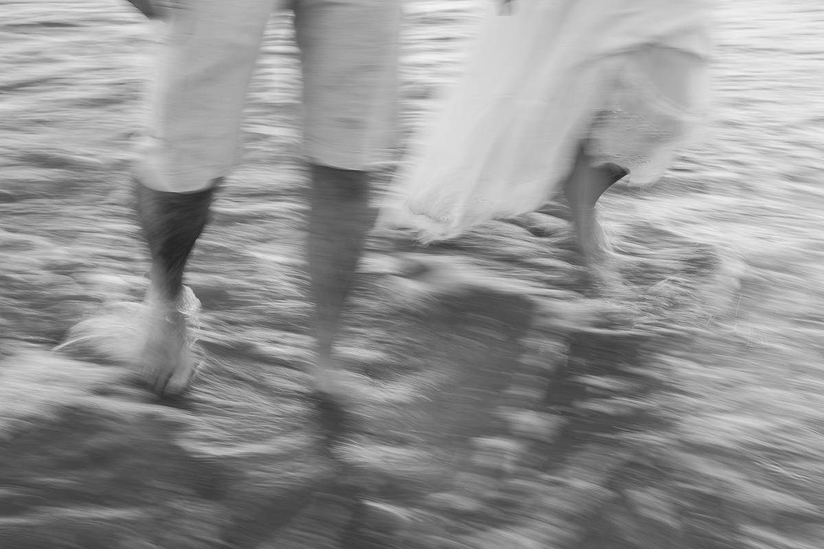ensaio gestante em externa feito em curitiba com Gustavo Sousa Fotografia. Preto e branco borrado