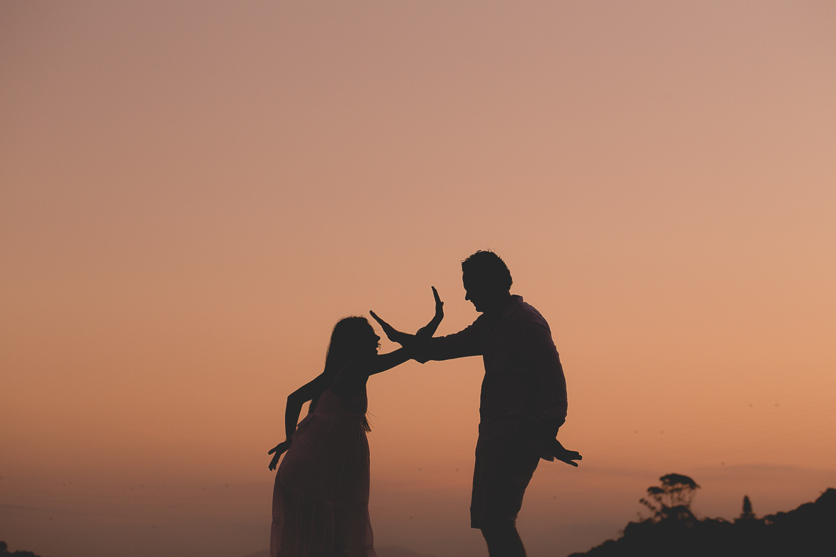 ensaio gestante em externa feito em curitiba com Gustavo Sousa Fotografia. Foto na praia com gestante no colo. por do sol. brincando 