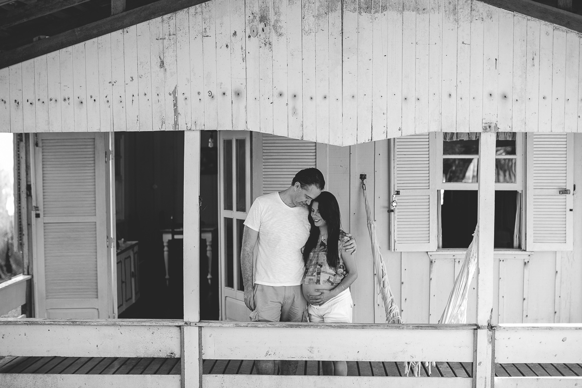 ensaio gestante em externa feito em curitiba com Gustavo Sousa Fotografia. Foto na frente da casa antiga