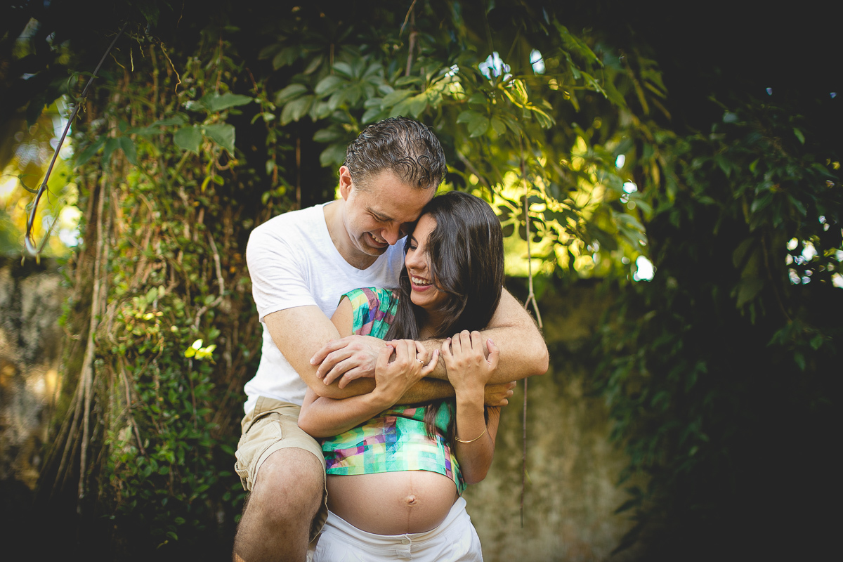 ensaio gestante em externa feito em curitiba com Gustavo Sousa Fotografia. Pose espontânea. Janine de blusa colorida e bermuda branca. Foto clean