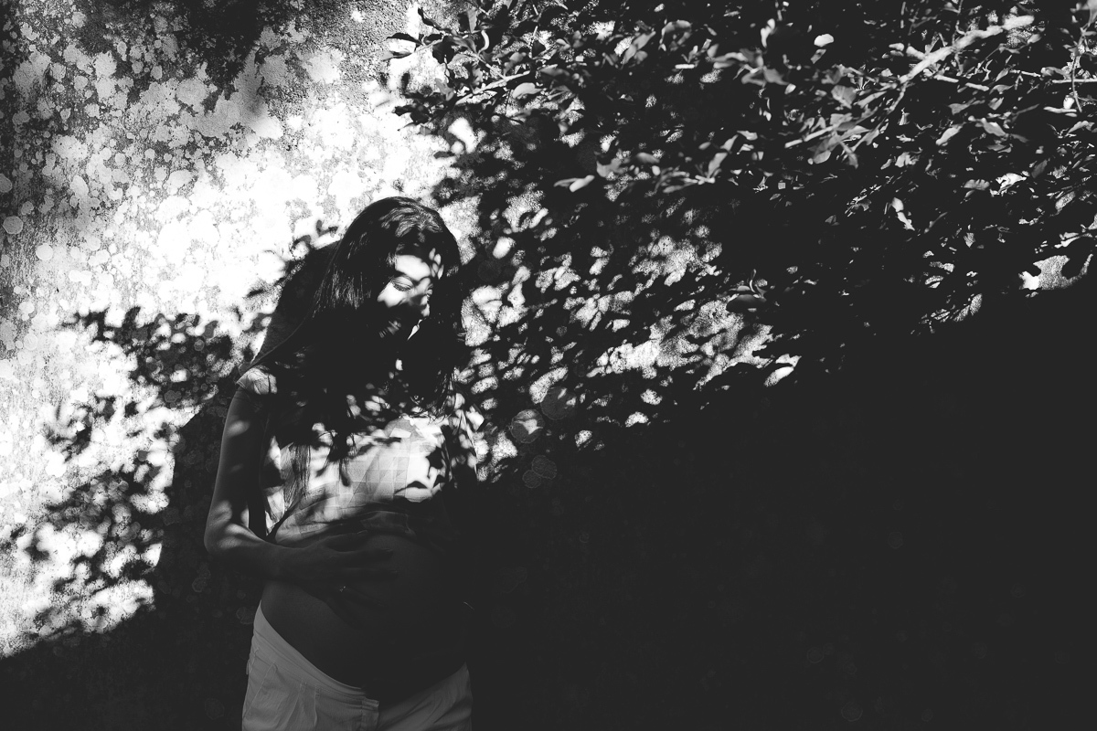 ensaio gestante em externa feito em curitiba com Gustavo Sousa Fotografia. Fotografia com luz e sombra. Preto e Branco.