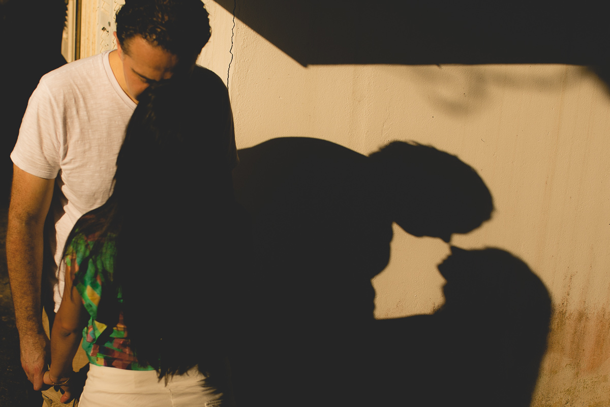 ensaio gestante em externa feito em curitiba com Gustavo Sousa Fotografia. sombra progetada na parede