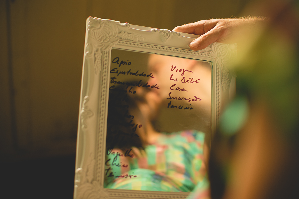 ensaio gestante em externa feito em curitiba com Gustavo Sousa Fotografia. Fotografia de um espelho com os posntos de qualidade