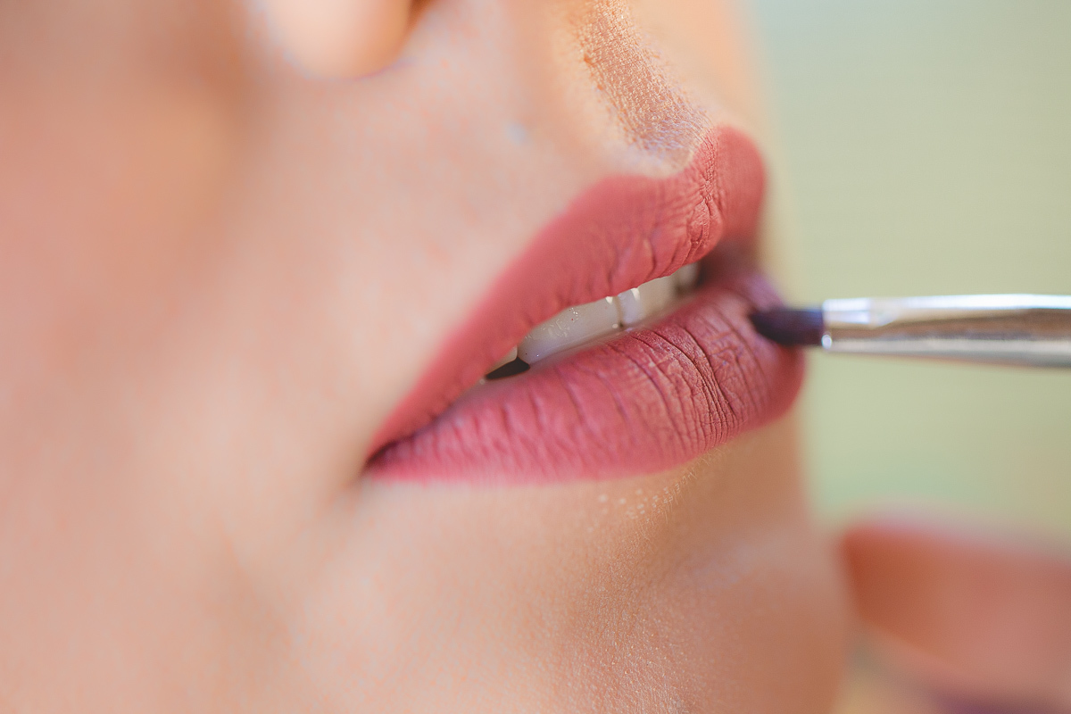 ensaio gestante em externa feito em curitiba com Gustavo Sousa Fotografia. detalhe da boca