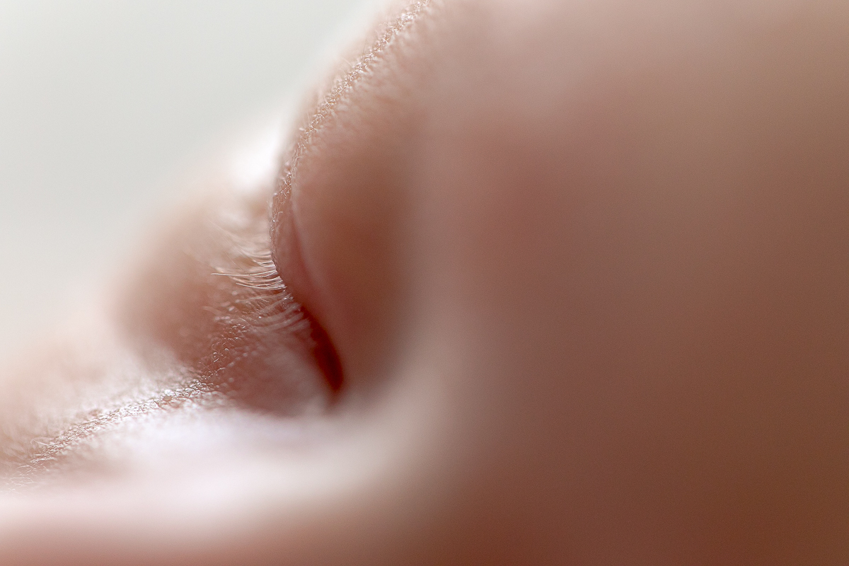 Foto feita na casa do cliente Newborn  lifestyle em Curitiba. Book do Nicolas. Detalhe dos cílios