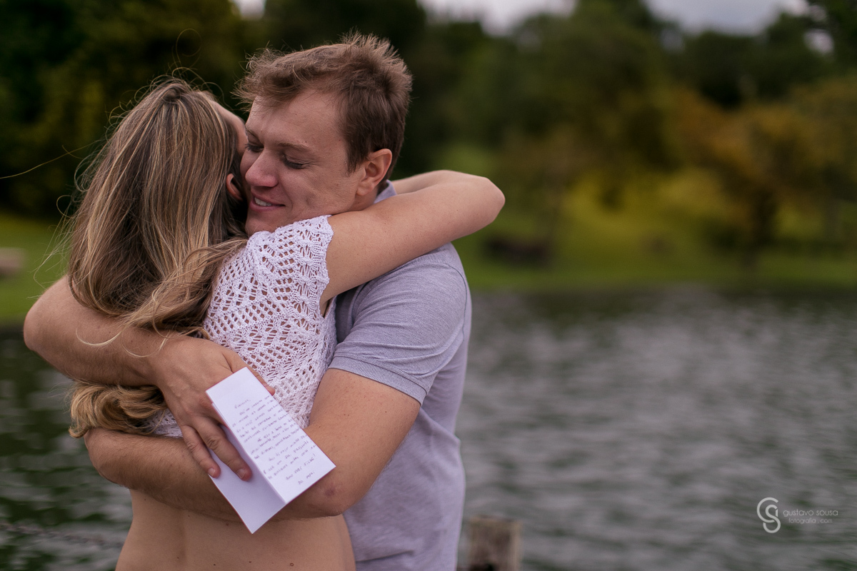 Ensaio gestante da Paty e Jo no estúdio Gustavo Sousa fotografia em Curitiba. Book em externa. Vestido florido Local Laggus Residencial Náutico Mãos na barriga . Gustavo Sousa Fotografia.  Abraço