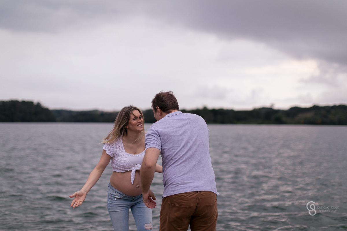 Ensaio gestante da Paty e Jo no estúdio Gustavo Sousa fotografia em Curitiba. Book em externa. Vestido florido Local Laggus Residencial Náutico Mãos na barriga . Gustavo Sousa Fotografia. Brincando no deck de madeira
