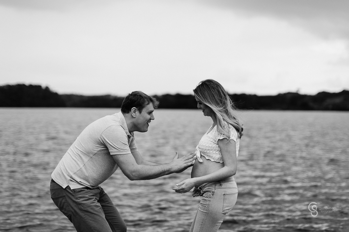 Ensaio gestante da Paty e Jo no estúdio Gustavo Sousa fotografia em Curitiba. Book em externa. Vestido florido Local Laggus Residencial Náutico Mãos na barriga . Gustavo Sousa Fotografia. Mão no Vinicius. Preto e Branco.