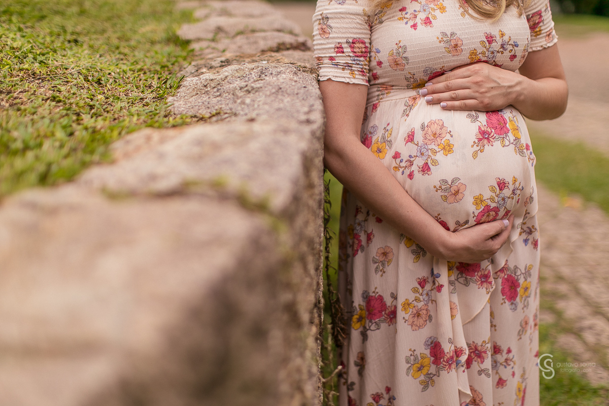 Ensaio gestante da Paty e Jo no estúdio Gustavo Sousa fotografia em Curitiba. Book em externa. Vestido florido Local Laggus Residencial Náutico Mãos na barriga . Gustavo Sousa Fotografia.