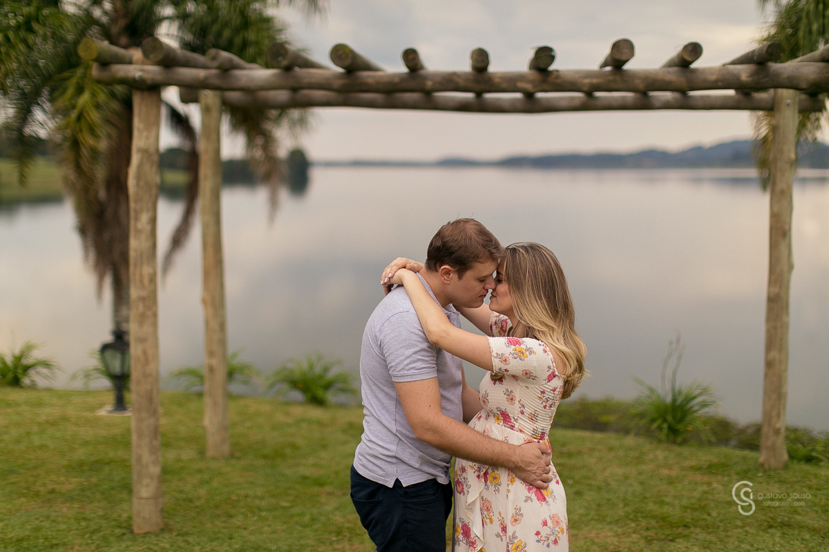 Ensaio gestante da Paty e Jo no estúdio Gustavo Sousa fotografia em Curitiba. Book em externa. Vestido florido Local Laggus Residencial Náutico.. Gustavo Sousa Fotografia. Lago. Beijo.