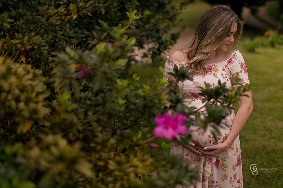 Ensaio gestante da Paty e Jo no estúdio Gustavo Sousa fotografia em Curitiba. Book em externa. Vestido florido Local Laggus Residencial Náutico Mãos na barriga . Gustavo Sousa Fotografia. Escondida na vegetação