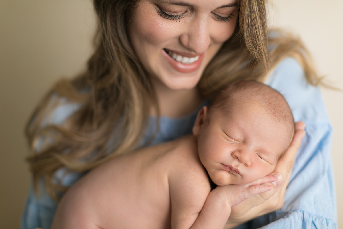  Foto feita no estúdio Gustavo Sousa. Foto com a família. mãe de azul, pai de branco. Fundo bege. Vinícius na pose básica. Mãe sorridente.
