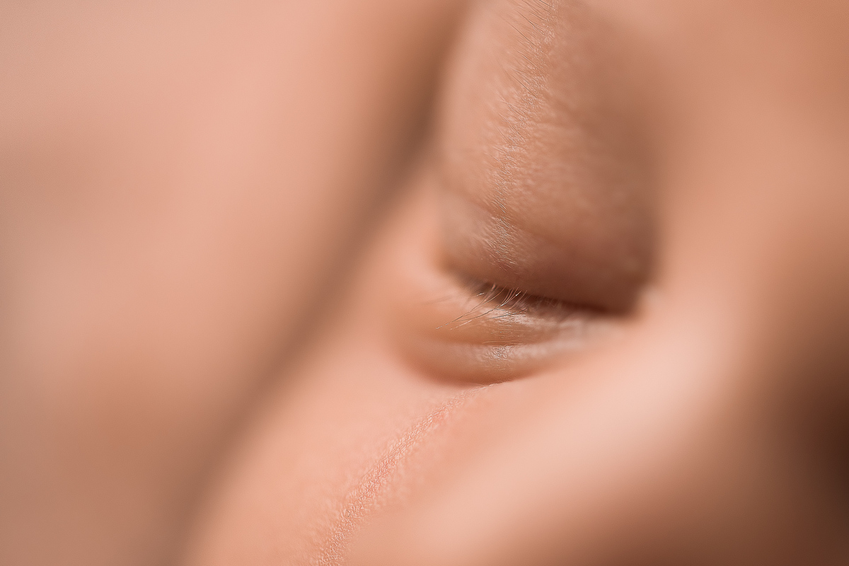  Foto feita no estúdio Gustavo Sousa Newborn em Curitiba. Book do Vínícius. Detalhe dos olhos.