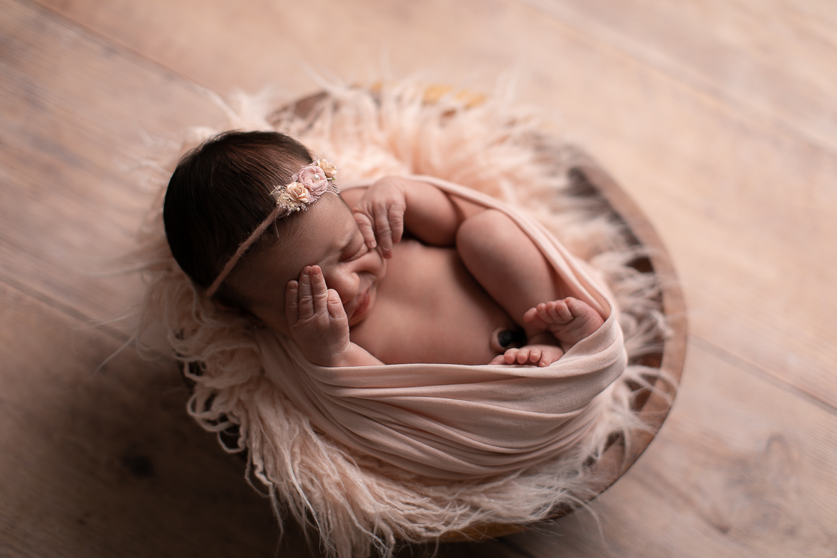 Ensaio Newborn da Isadora feita nos estúdio Gustavo Sousa fotografia em Curitiba.  Foto feita cheia de amor, segurança e carinho. A Isa é linda, calma de delicada. Produção feita pensado nela, no quartinho e nos papais. No cestinho. Preguiça