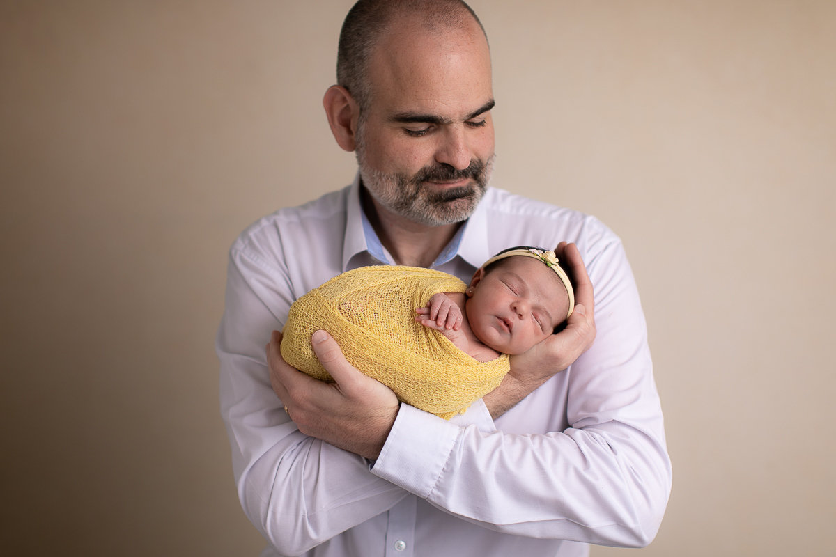 Ensaio Newborn da Isadora feita nos estúdio Gustavo Sousa fotografia em Curitiba.  Foto feita cheia de amor, segurança e carinho. A Isa é linda, calma de delicada. Produção feita pensado nela, no quartinho e nos papais. Com o papai.