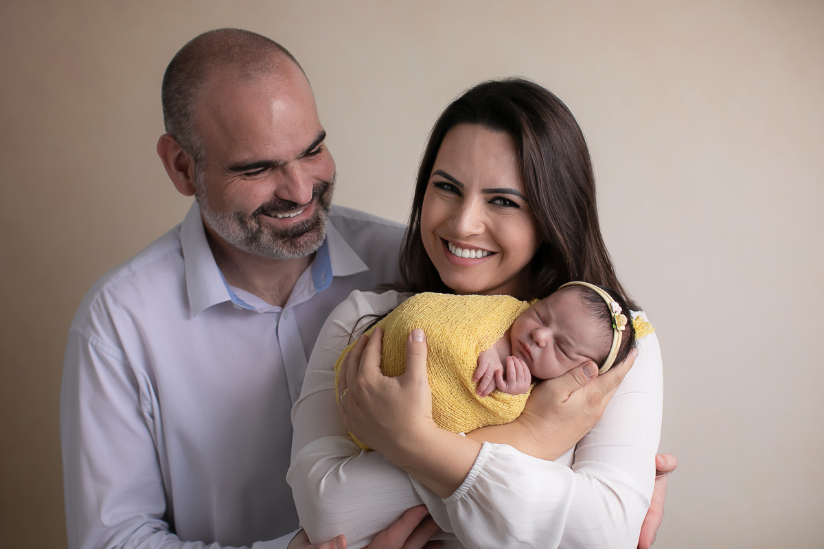 Ensaio Newborn da Isadora feita nos estúdio Gustavo Sousa fotografia em Curitiba.  Foto feita cheia de amor, segurança e carinho. A Isa é linda, calma de delicada. Produção feita pensado nela, no quartinho e nos papais. Com família sorridente. 