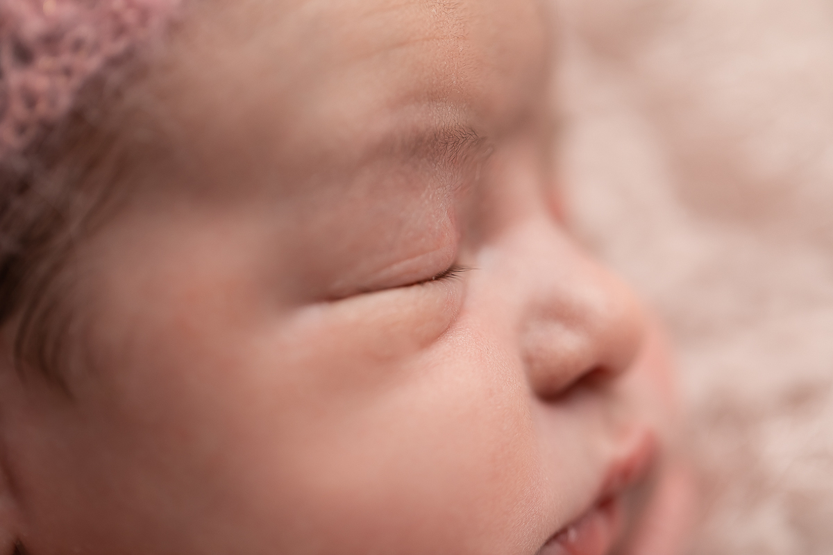 Ensaio Newborn da Isadora feita nos estúdio Gustavo Sousa fotografia em Curitiba.  Foto feita cheia de amor, segurança e carinho. A Isa é linda, calma de delicada. Produção feita pensado nela, no quartinho e nos papais. Detalhes dos cílios