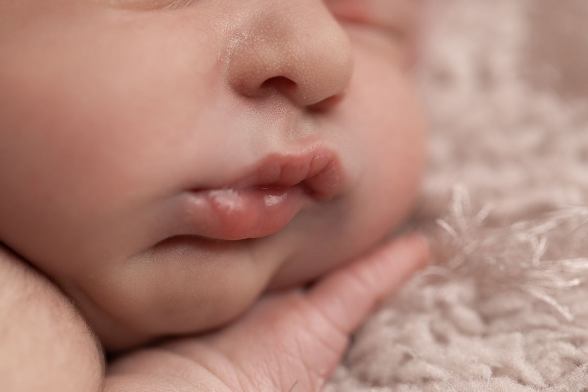 Ensaio Newborn da Isadora feita nos estúdio Gustavo Sousa fotografia em Curitiba.  Foto feita cheia de amor, segurança e carinho. A Isa é linda, calma de delicada. Produção feita pensado nela, no quartinho e nos papais. Detalhe da boquinha