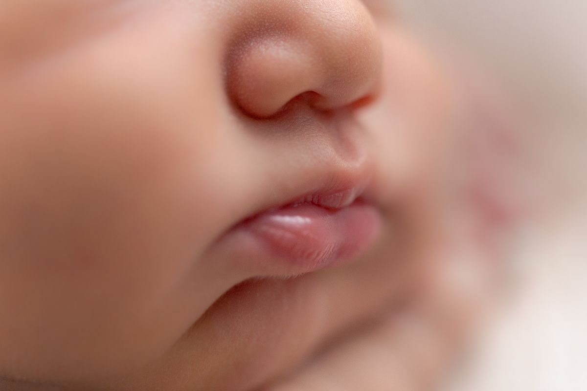 Ensaio Newborn do Leonardo feito nos estúdio Gustavo Sousa fotografia em Curitiba.  Foto feita cheia de amor, segurança e carinho. Detalhe da boquinha. Foto da boca. 