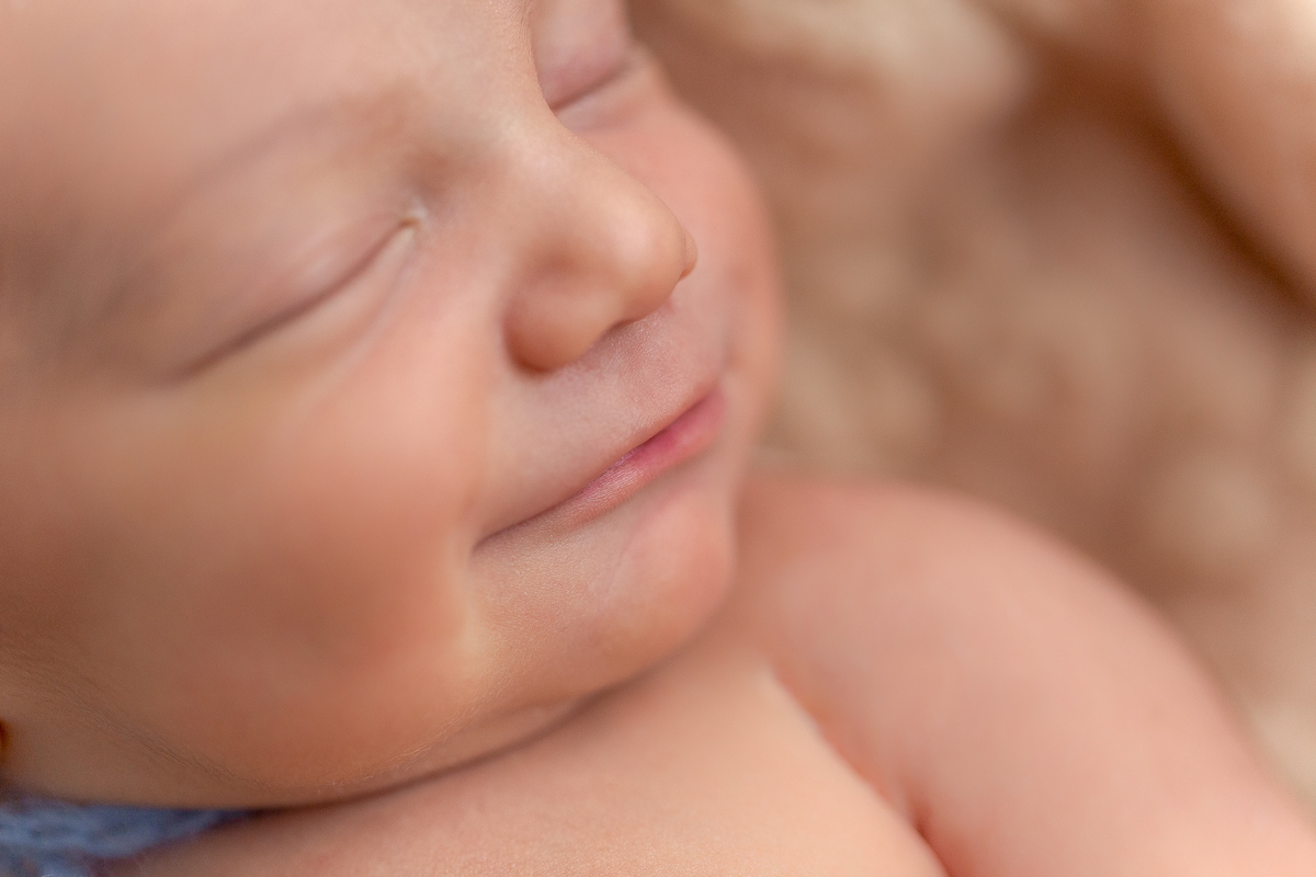 Ensaio Newborn do Leonardo feito nos estúdio Gustavo Sousa fotografia em Curitiba.  Foto feita cheia de amor, segurança e carinho. O Leonardo é lindo, e sorridente. 