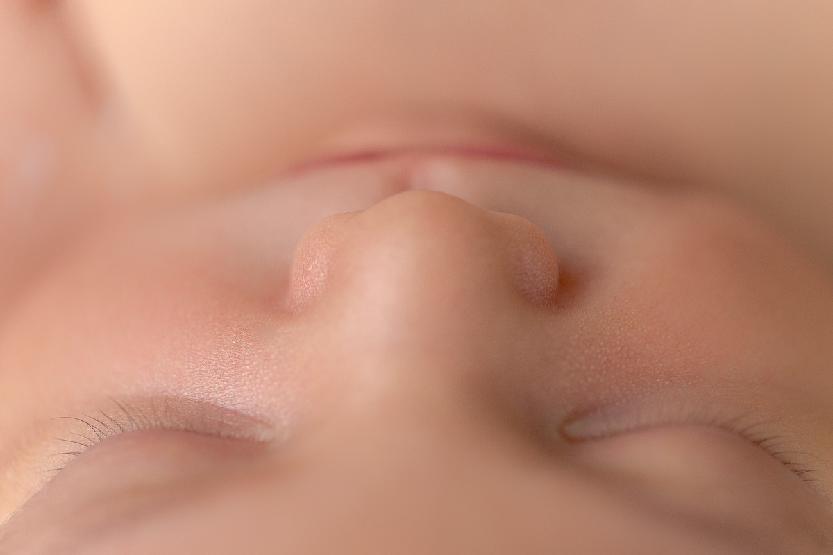 Ensaio Newborn do Leonardo feito nos estúdio Gustavo Sousa fotografia em Curitiba.  Foto feita cheia de amor, segurança e carinho. Foto de detalhes do rosto