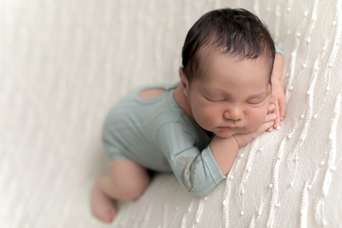 Ensaio Newborn do Leonardo feito nos estúdio Gustavo Sousa fotografia em Curitiba.  Foto feita cheia de amor, segurança e carinho. Produção clean, orgânica e suave. Pose do Bracinho.