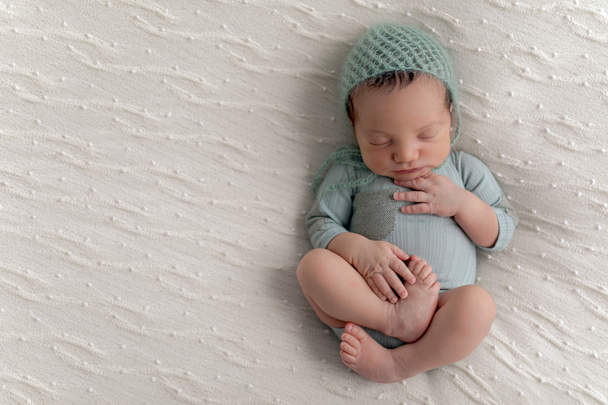 Ensaio Newborn do Leonardo feito nos estúdio Gustavo Sousa fotografia em Curitiba.  Foto feita cheia de amor, segurança e carinho.  Pode de barriguinha para cima. Produção clean. Verde água.