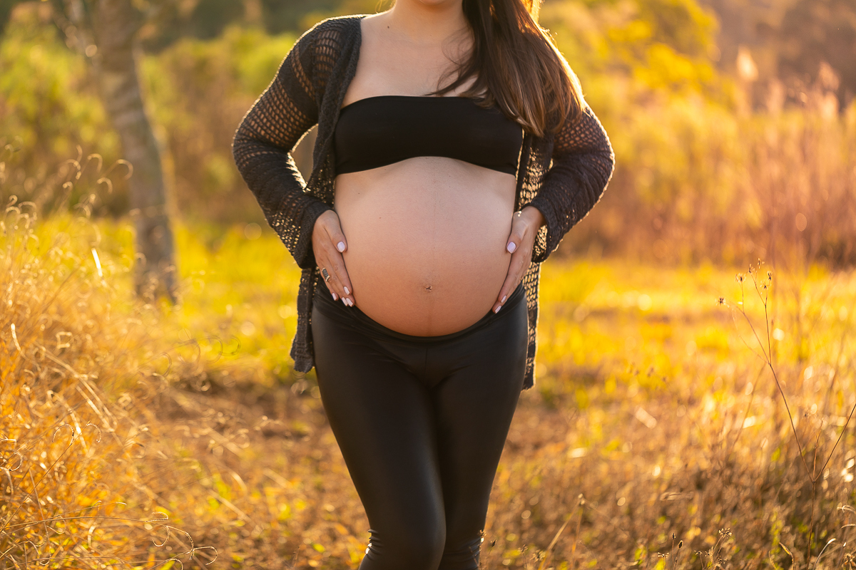 Ensaio Gestante da Gisele e Victor. Book fotografado em uma chácara aqui em Curitiba. Gestante vestida de preto no por do sol e em meio a natureza.