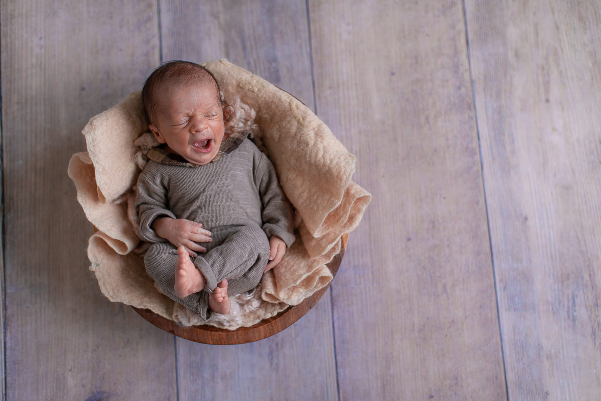 Ensaio Newborn do Pedro. Book feito no estúdio do Gustavo Sousa em Curitiba. Produção Clean, minimalista, em tons de bege e natura. Pode de barriga para cima. Recém-nascido com bocejo gostoso.