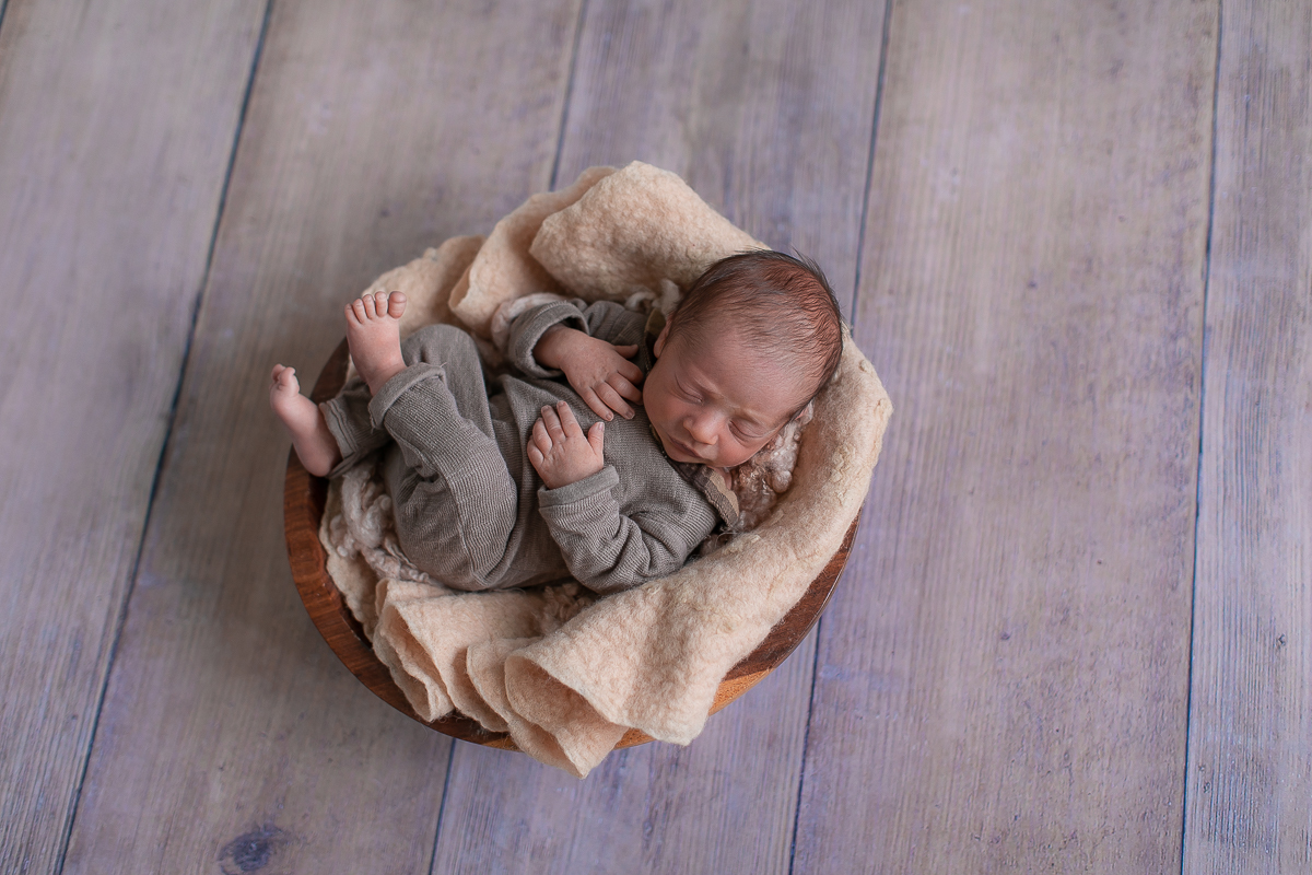Ensaio Newborn do Pedro. Book feito no estúdio do Gustavo Sousa em Curitiba. Produção Clean, minimalista, em tons de bege e natura. Pode de barriga para cima. Recém-nascido dormindo suave.