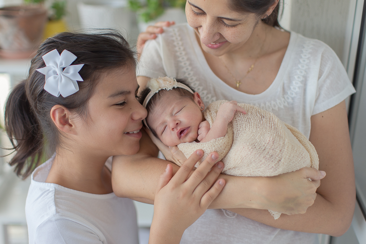 Ensaio newborn em Curitiba. Book feito  em produção cleam. Gustavo Sousa e Kátia Hille. Foto com a mãe e irmã
