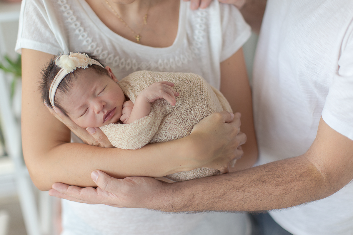 Ensaio newborn em Curitiba. Book feito  em produção cleam. Gustavo Sousa e Kátia Hille. Foto com os pais. Paleta de cores Bege e branca