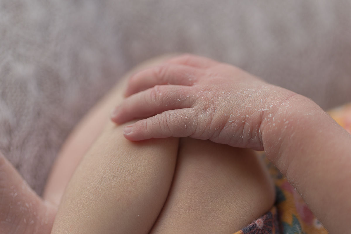 Ensaio newborn em Curitiba. Book feito  em produção cleam. Detalhe a mão. Gustavo Sousa e Kátia Hille
