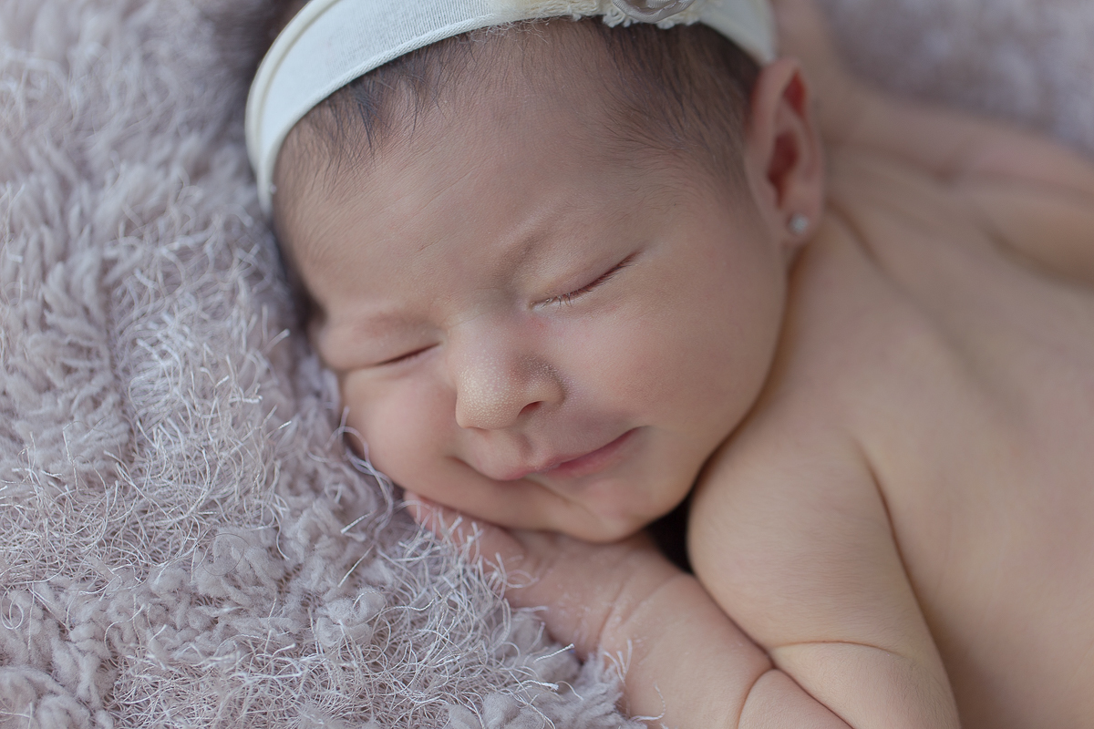 Ensaio newborn em Curitiba. Book feito  em produção cleam. Gustavo Sousa e Kátia Hille. Detalhe sorriso