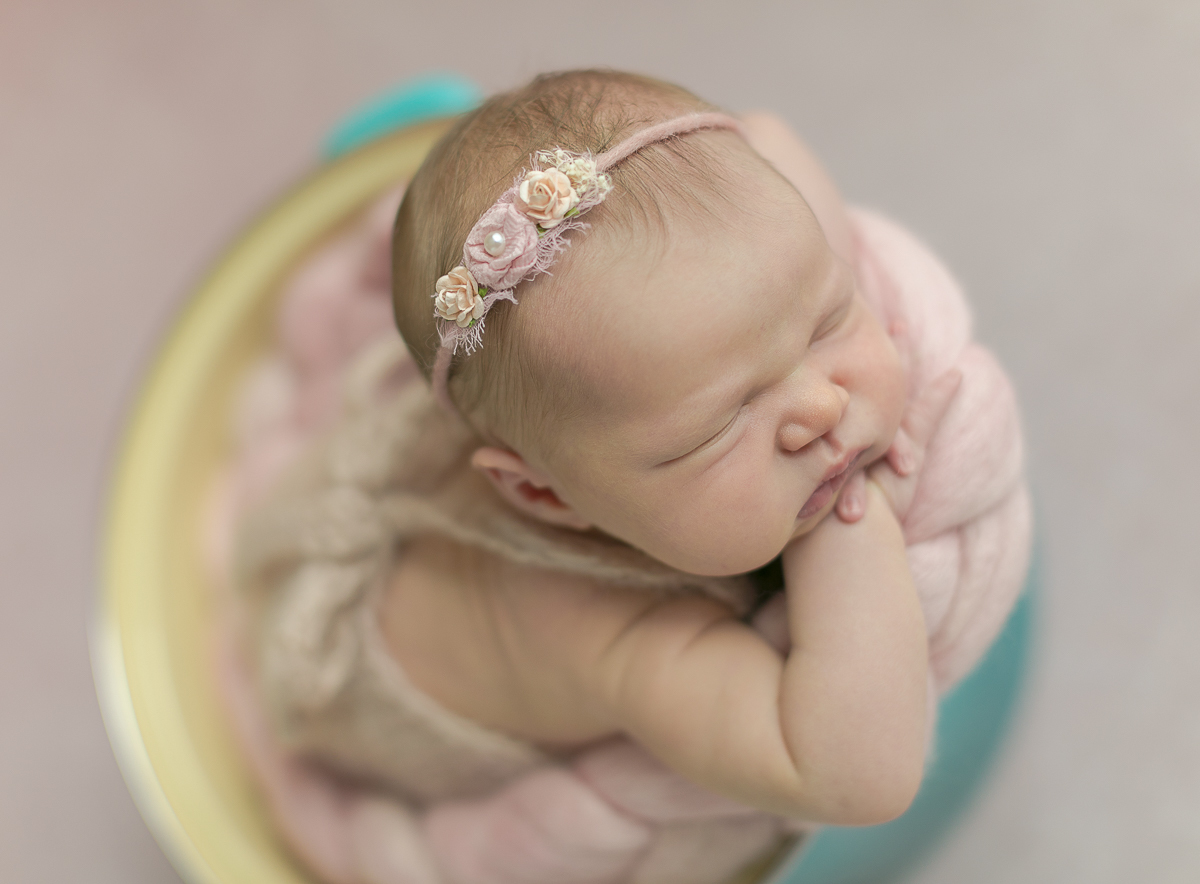Ensaio newborn em Curitiba. Book feito  em produção cleam. Gustavo Sousa e Kátia Hille. Panela Le Crouset azul, pose do bracinho no contra luz