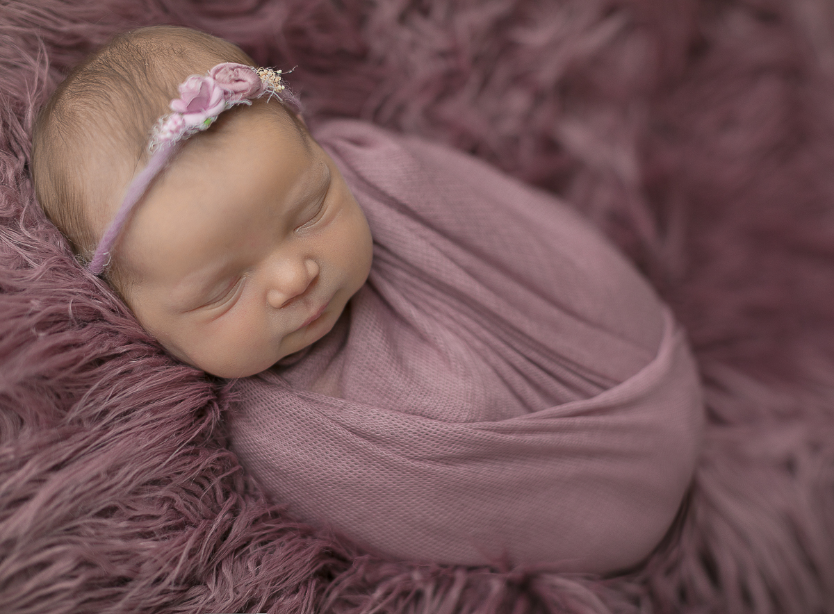 Ensaio newborn em Curitiba. Book feito  em produção cleam. Gustavo Sousa e Kátia Hille. Fundo lilás, flocate peludo. Enrolada no Wrap