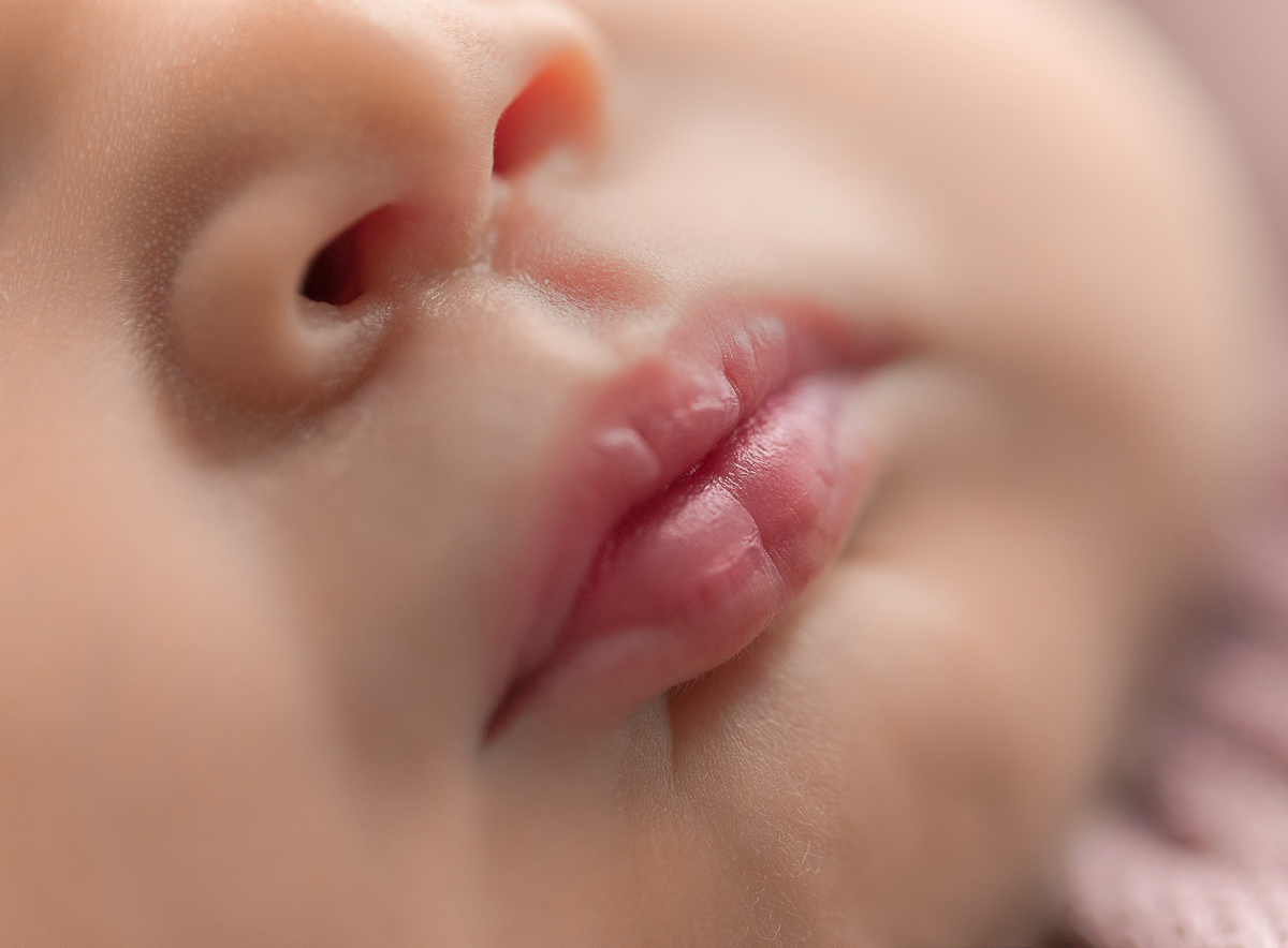 Ensaio newborn em Curitiba. Book feito  em produção cleam. Gustavo Sousa e Kátia Hille. Detalhe boca