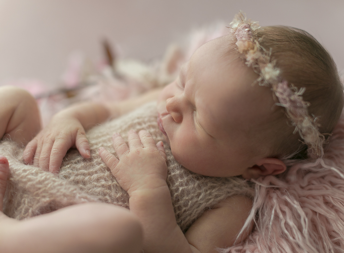 Ensaio newborn em Curitiba. Book feito  em produção cleam. Gustavo Sousa e Kátia Hille. roupinha bege,