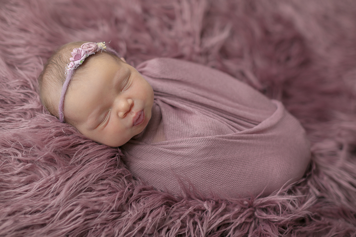 Ensaio newborn em Curitiba. Book feito  em produção cleam. Gustavo Sousa e Kátia Hille. Fundo lilás, flocate peludo. Enrolada no Wrap