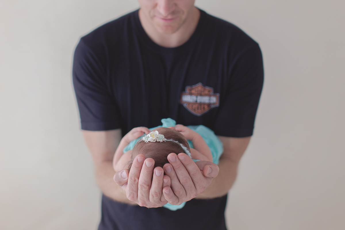 Ensaio newborn em Curitiba. Book feito  em produção cleam. Gustavo Sousa e Kátia Hille. Paleta de tons bege. tecido azul, foto com o pai