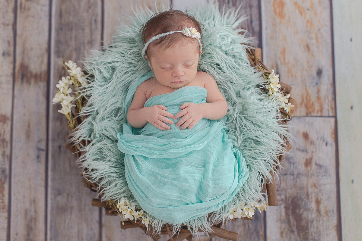 Ensaio newborn em Curitiba. Book feito  em produção cleam. Gustavo Sousa e Kátia Hille. Paleta de tons bege. tecido azul,flocate azul, fundo em madeira