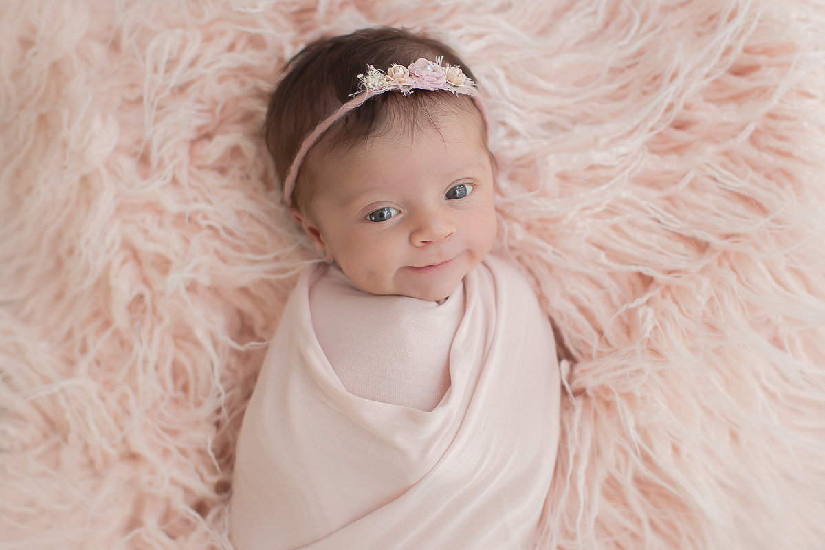 Ensaio newborn em Curitiba. Book feito  em produção cleam. Gustavo Sousa e Kátia Hille. Paleta tons de rosa e bege. Olhos abertos e sorriso