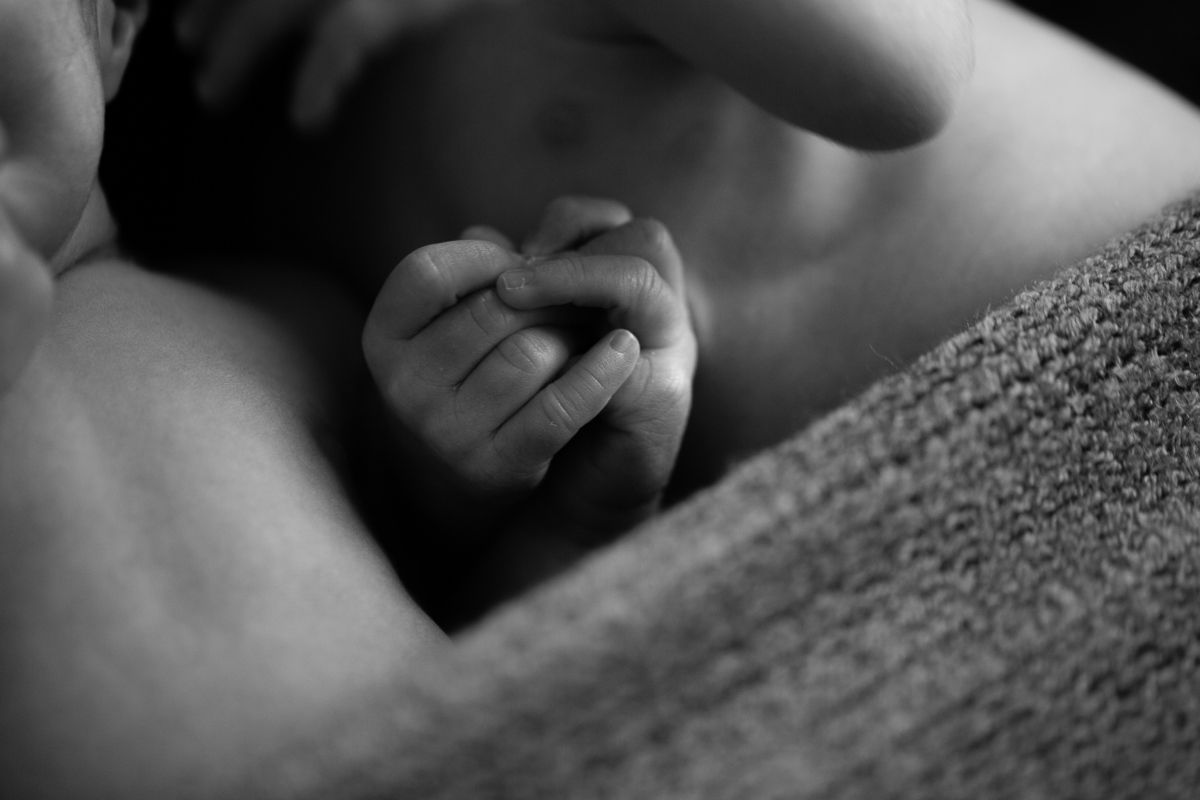 Ensaio Newborn do Léo e Luan feito no estúdio Gustavo Sousa fotografia em Curitiba.  Produção Clean e orgânica. Bebês de mãos dadas