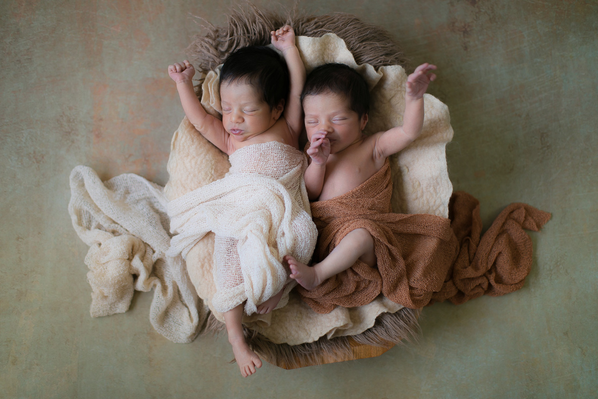 Ensaio Newborn do Léo e Luan feito no estúdio Gustavo Sousa fotografia em Curitiba.  Produção Clean e orgânica. Produção enrolados e tons pasteis tons da terra tons bege  se espreguiçando 